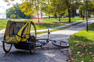 remorque vélo Thule sur vélo dans un parc