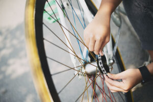 changement de boyau sur son vélo de route