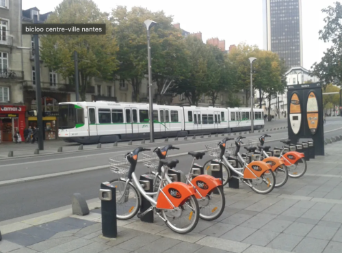 vélos public à nantes avec le tram derrière